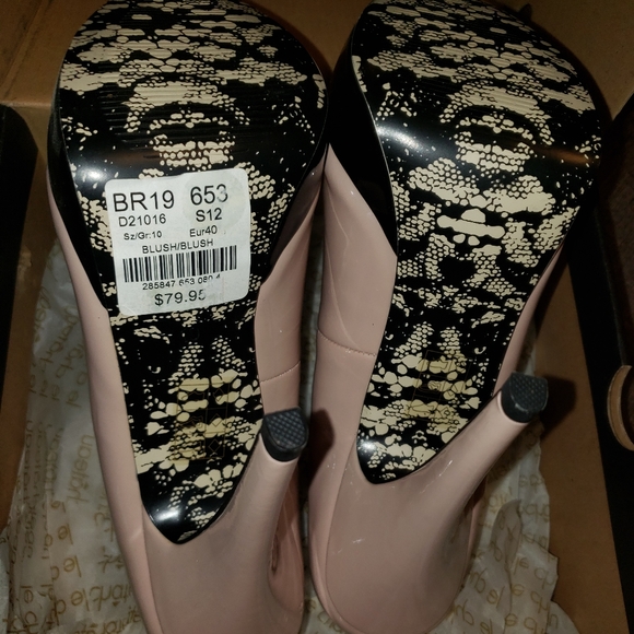 Le Chateau Pumps - Picture 2 of 5